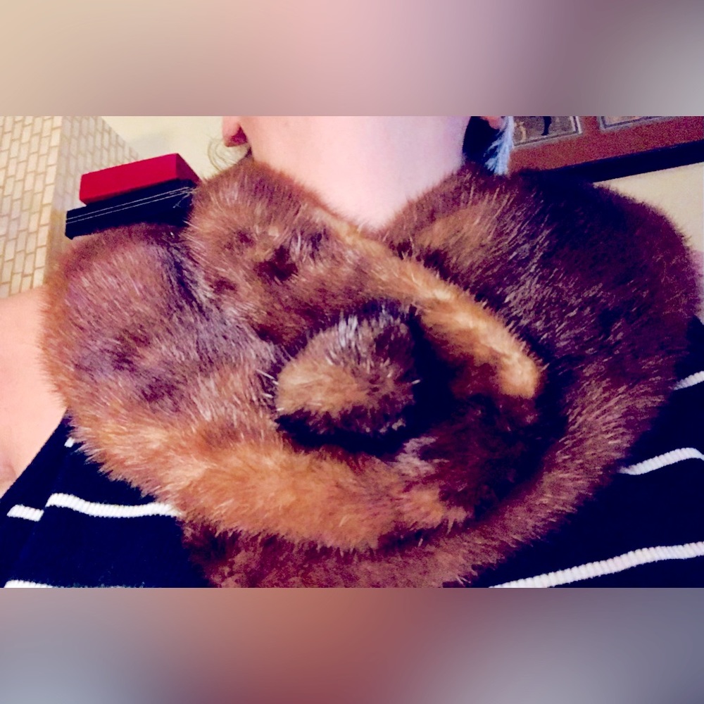 Mink Fur Collar With Button can upgrade any coat